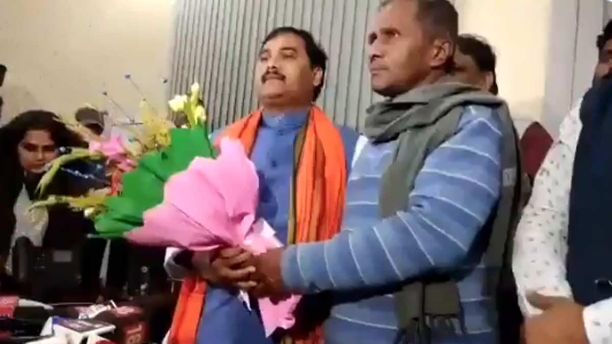 नाराज मंत्री जनक राम ने चपरासी से लिया गुलदस्ता (वीडियो ग्रैब)