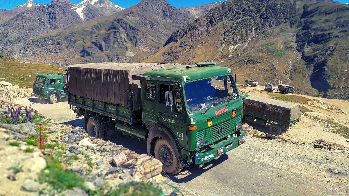 सेना टूटी सड़कों को दोबारा तैयार कर रही है (फाइल फोटो)