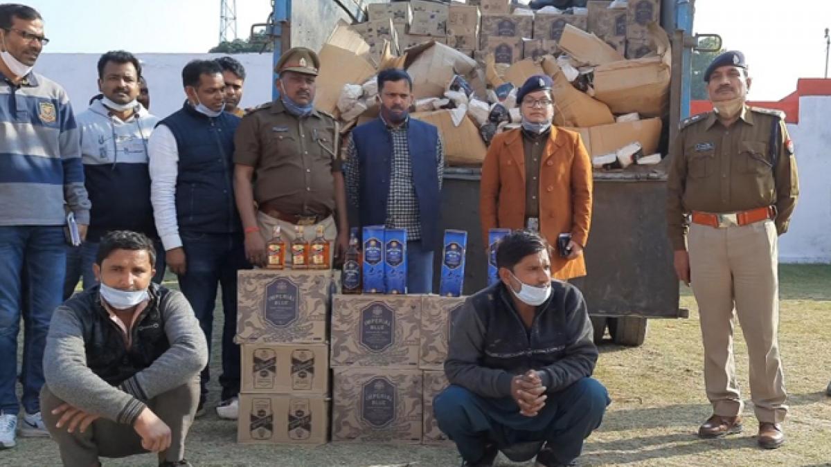 बिहार ले जाते हुए पकड़ी गई शराब (फोटो-राम प्रताप सिंह)