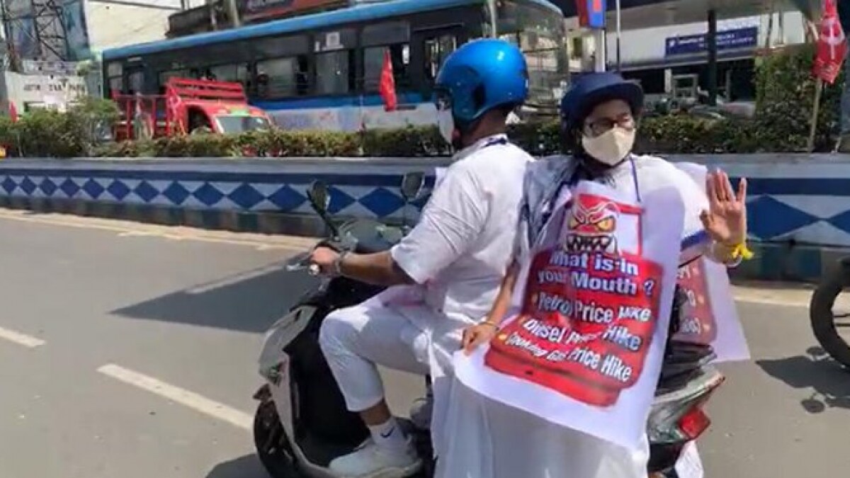 बाइक रैली निकालतीं ममता बनर्जी