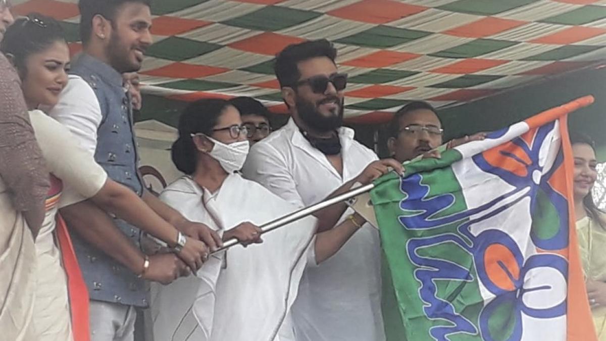 हुगली में ममता बनर्जी के साथ मनोज तिवारी व अन्य लोग