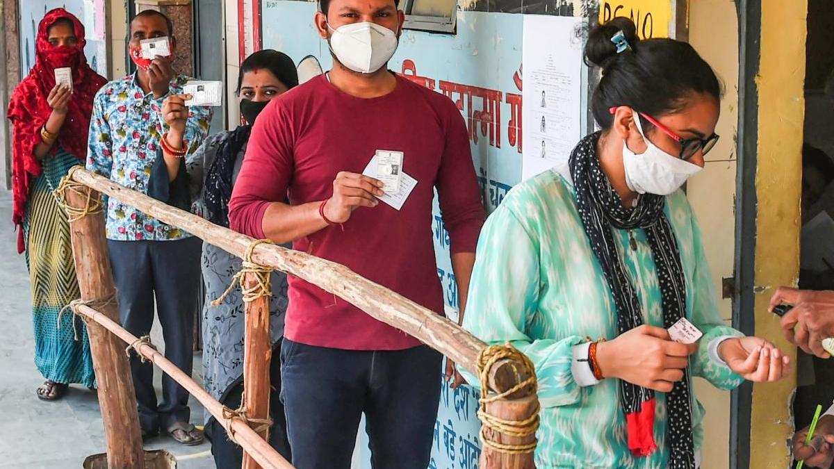 दिल्ली में मतदान केंद्र पर मौजूद मतदाता. (फोटो-PTI)