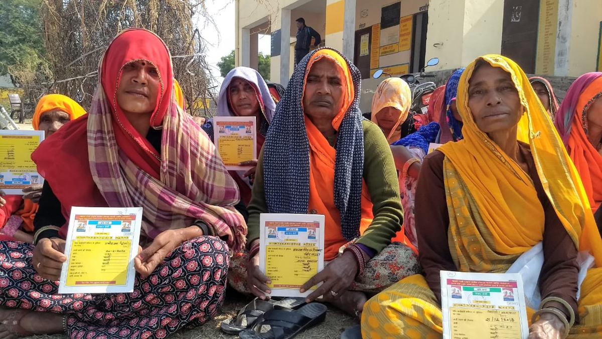 काम की मांग को लेकर बैठे मजदूर 