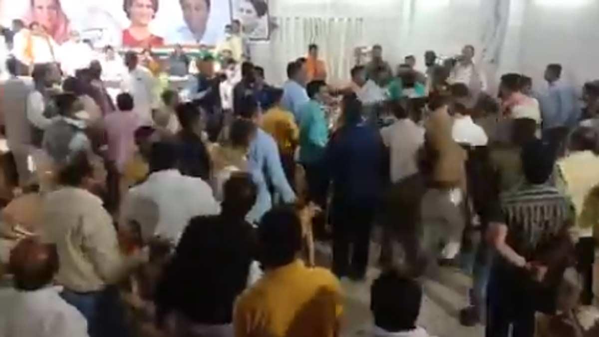 MP: कांग्रेस दफ्तर में भिड़े कार्यकर्ता, प्रदर्शन के लिए रणनीति तय करने को बुलाई गई थी बैठक