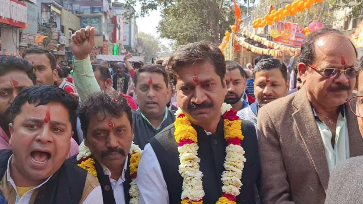 दिल्ली कांग्रेस के उपाध्यक्ष मुदित अग्रवाल कार्यकर्ताओं के साथ (फोटो-पंकज जैन)