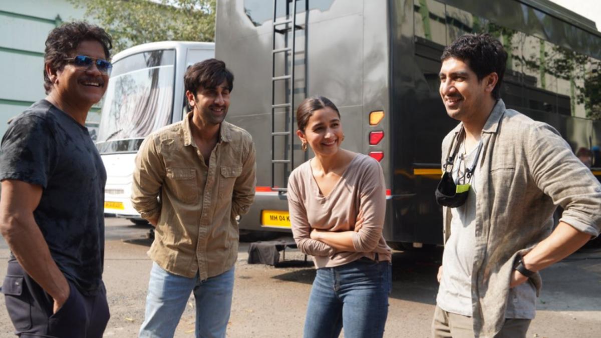 नागार्जुन ब्रह्मास्त्र फ‍िल्म की टीम के साथ 