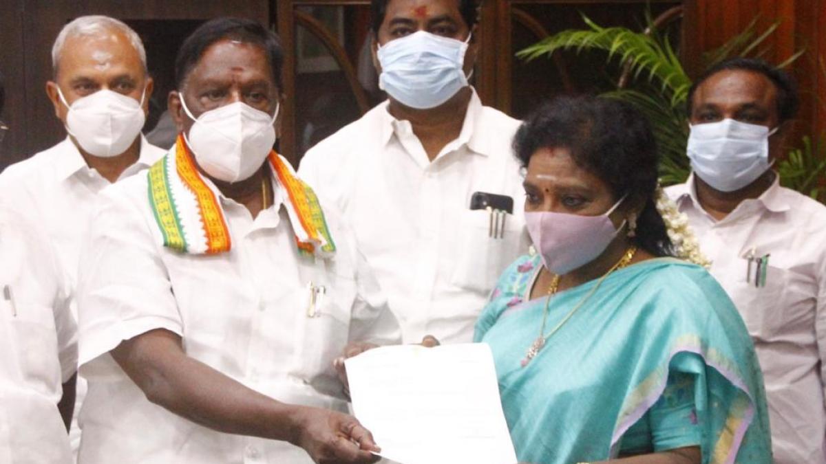 उपराज्यपाल को अपना इस्तीफा देते नारायणसामी