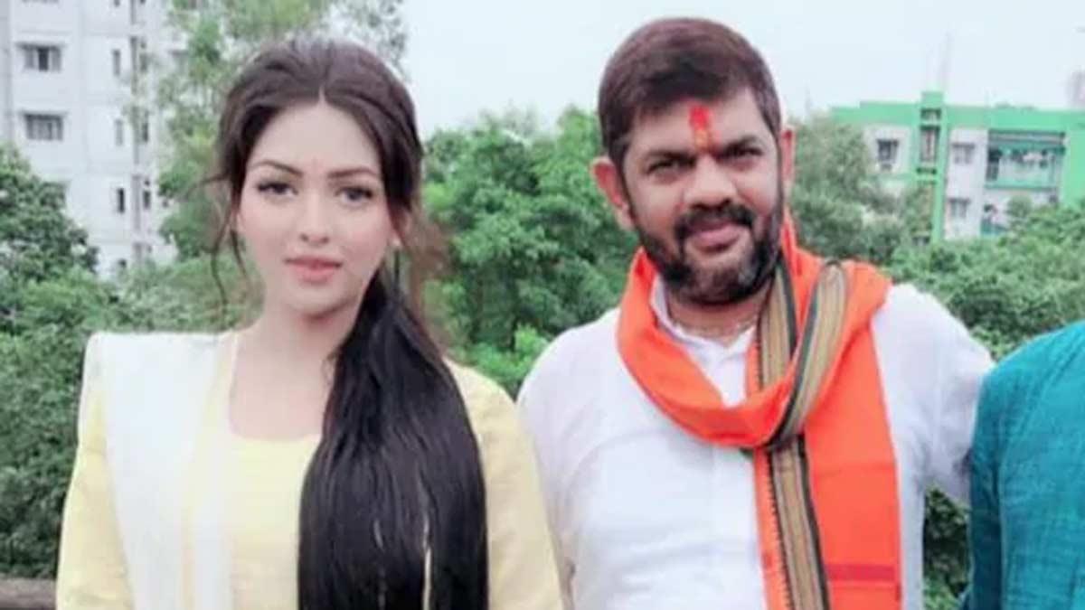 बीजेपी नेता राकेश सिंह के साथ पामेला गोस्वामी (फाइल-सोशल मीडिया)