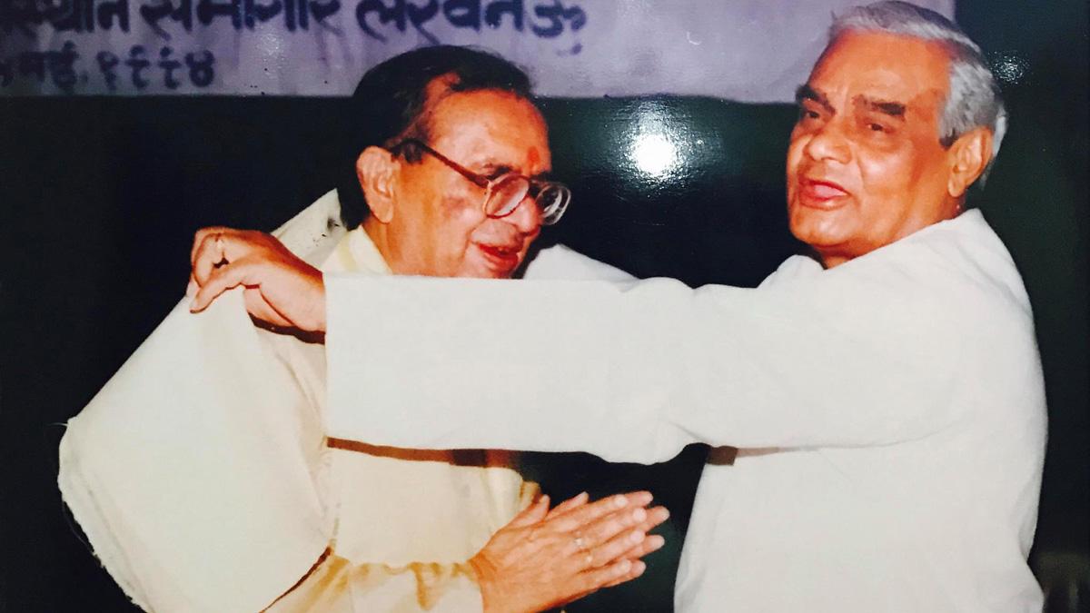 पं विद्यानिवास मिश्र को सम्मानित करते भाजपा दिग्गज अटल बिहारी वाजपेयी [ फाइल फोटो] 