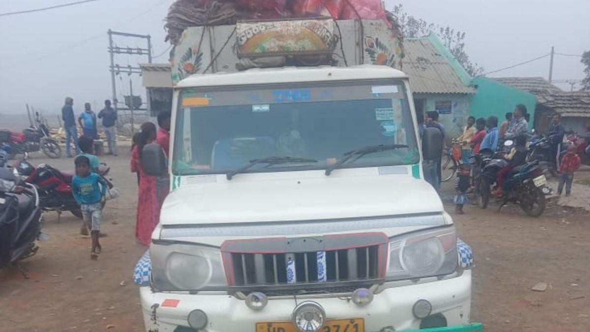 शिक्षा विभाग द्वारा पकड़ी गई किताबों से भरी पिकअप गाड़ी