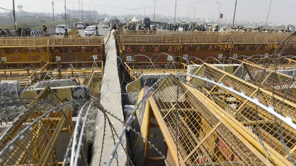 दिल्ली की सीमाओं पर अभूतपूर्व सुरक्षा के इंतजाम (PTI)