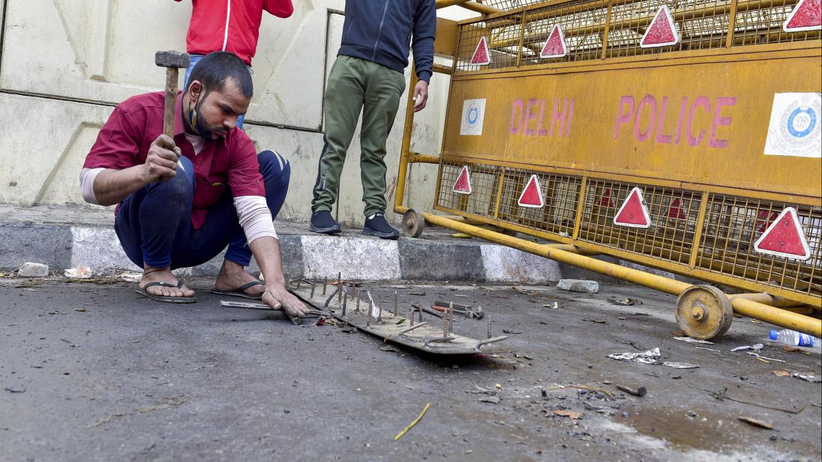 गाजीपुर बॉर्डर पर उखाड़ी जा रही कीलें (फोटो-PTI)