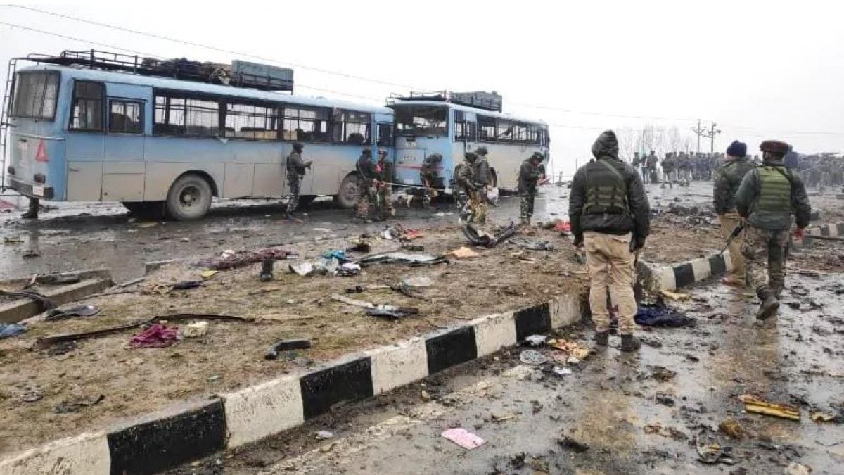 पुलवामा हमले की दूसरी बरसी: आत्मघाती हमले में शहीद हुए थे 40 जवान, 12 दिनों में भारत ने लिया बदला - pulwama attack 2 years of terror attack India lost 40 CRPF Personnel - AajTak