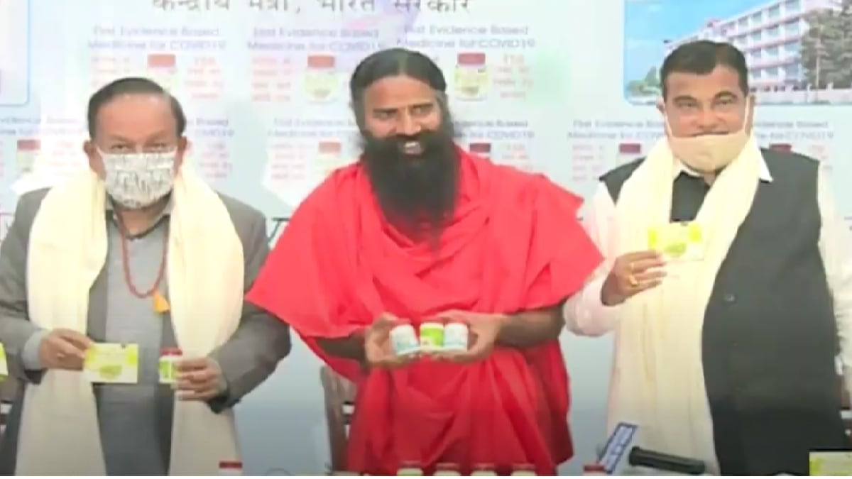 कोरोनिल दवा को लॉन्च करते बाबा रामदेव, केंद्रीय मंत्री डॉ. हर्षवर्धन और नितिन गडकरी