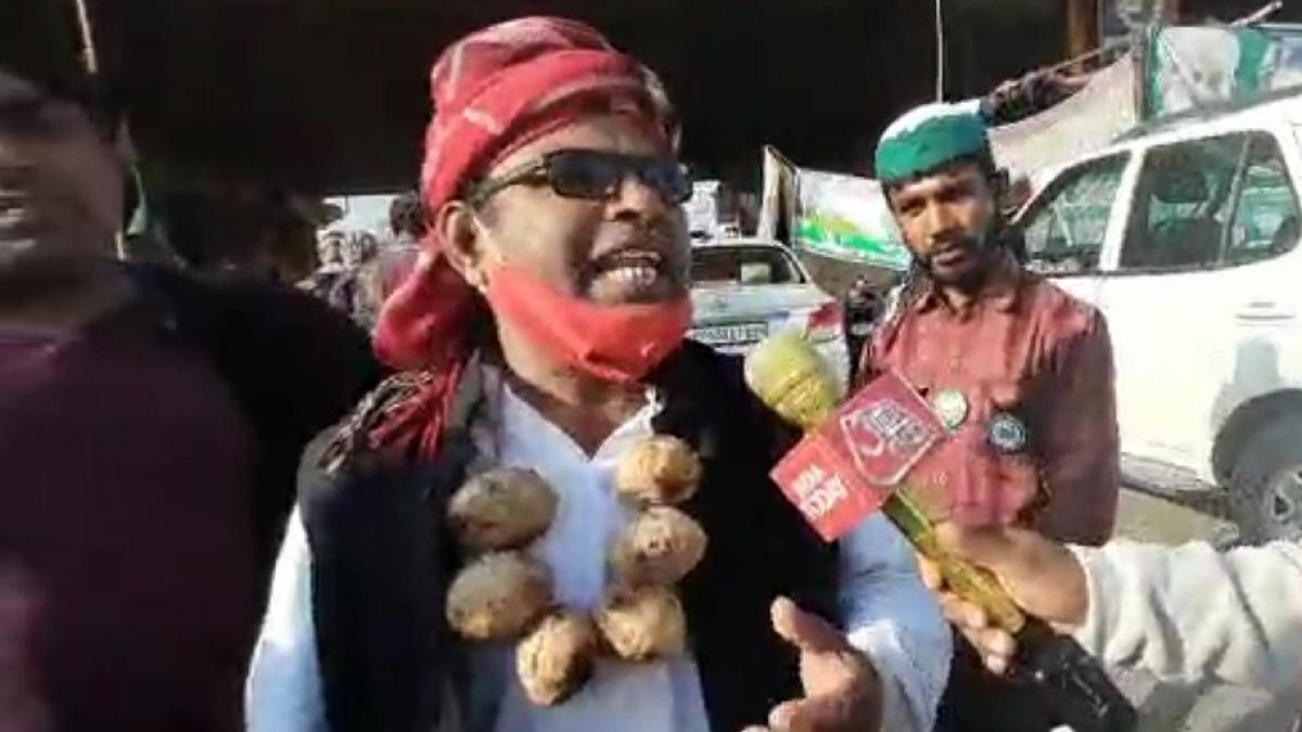 लिट्टी की माला पहनकर पहुंचे गोरखपुर के संजय यादव