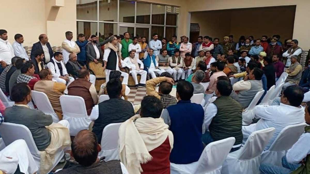 रस्म पगड़ी के दौरान लोगों के बीच केंद्रीय मंत्री संजीव बालियान (फोटो-ट्विटर) 