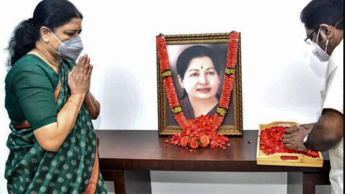 तमिलनाडु पहुंचने पर शशिकला ने जयललिता को श्रद्धांजलि दी (फोटो-पीटीआई)