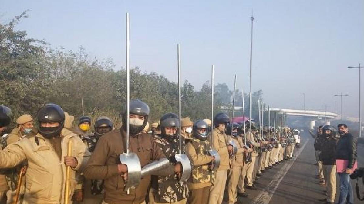 शाहदरा में स्टील रॉड और शील्ड के साथ दिल्ली पुलिस (फोटो- आजतक)