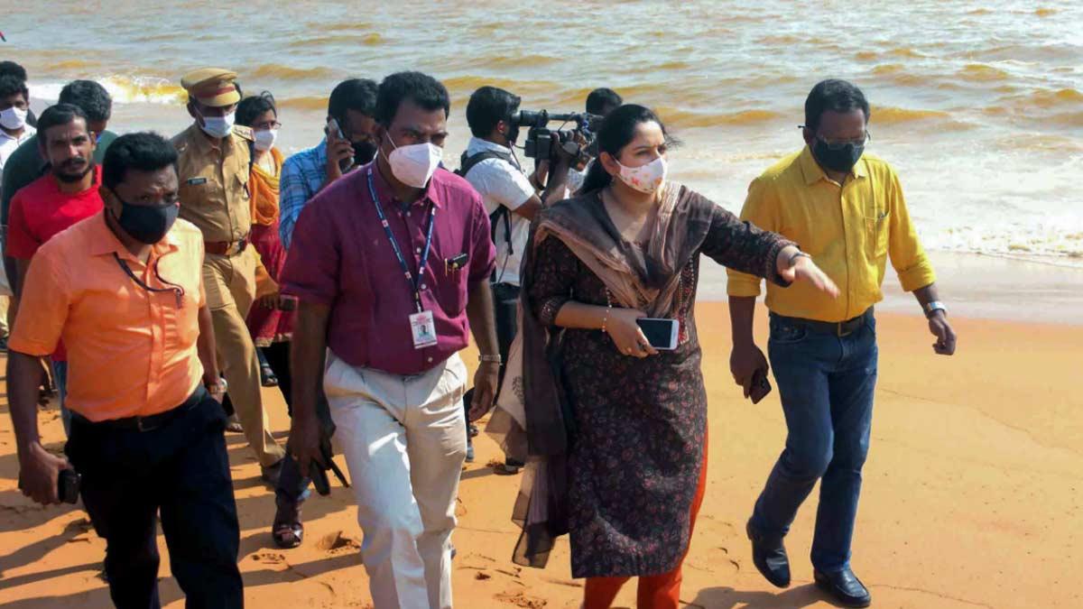 समुद्र में तेल रिसाव की घटना के बाद घटनास्थल का मुआयना करती जिलाधिकारी नवजोत (PTI)