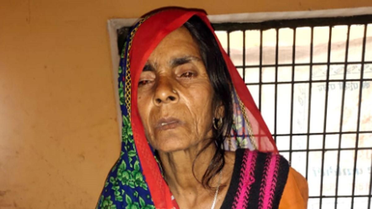 मोती धीमर की मां रूपमती को पुलिस ने किया गिरफ्तार (फोटो आजतक)