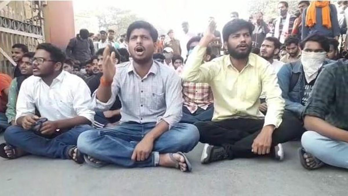 बीएचयू मेन गेट पर बैठे छात्र (Photo: Roshan Jaiswal) 