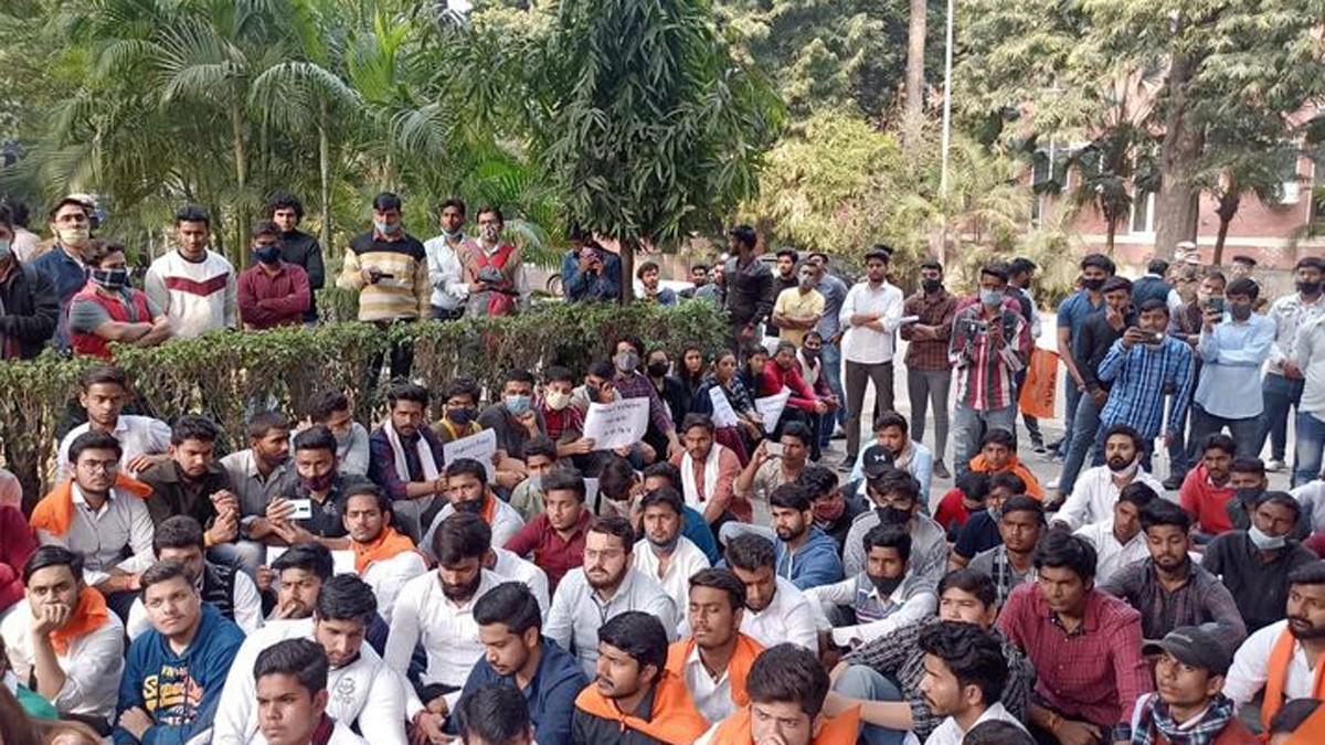 DU: एबीवीपी का प्रदर्शन, 12 घंटे लाइब्रेरी और कैंपस खोलने की मांग