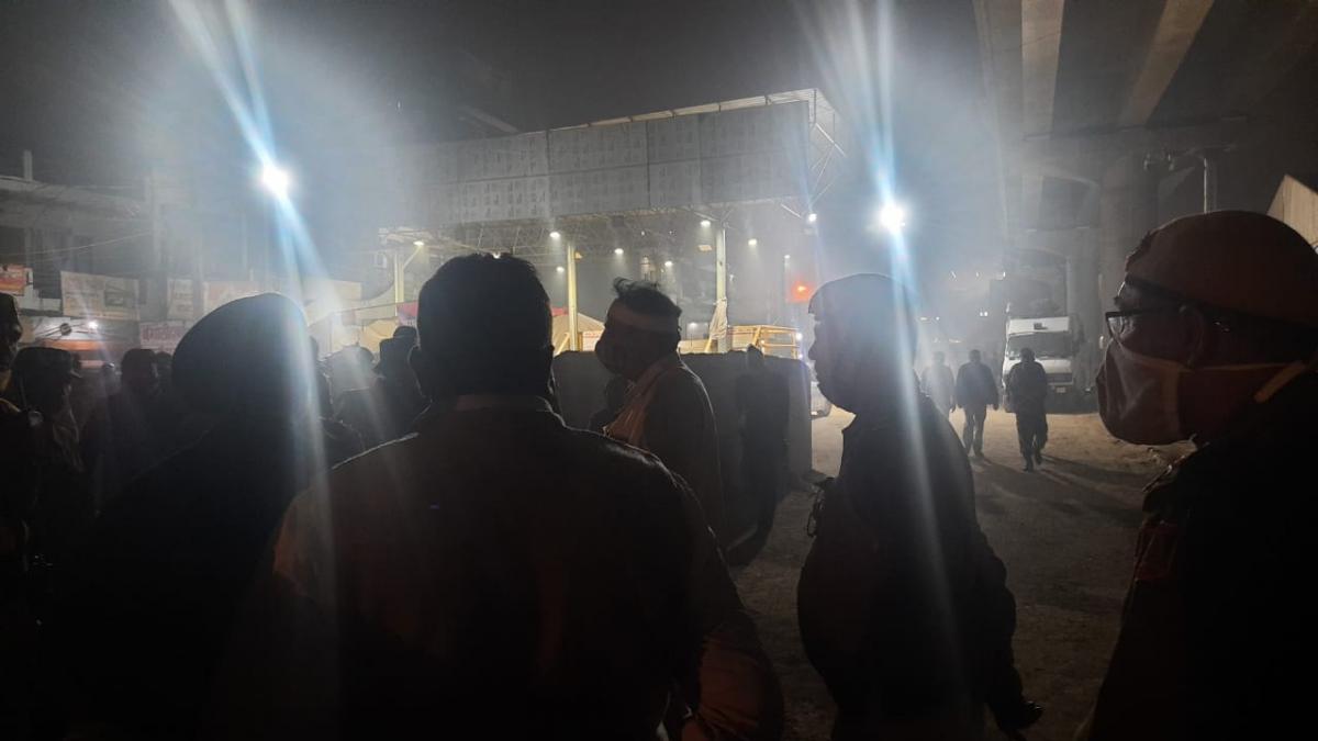 टिकरी बॉर्डर पर पुलिसकर्मी को प्रदर्शनकारियों ने पीटा