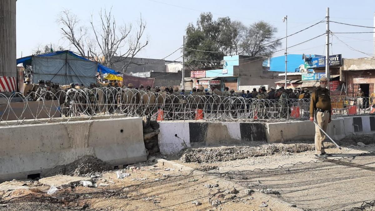 टीकरी बॉर्डर पर की गई बैरिकेडिंग