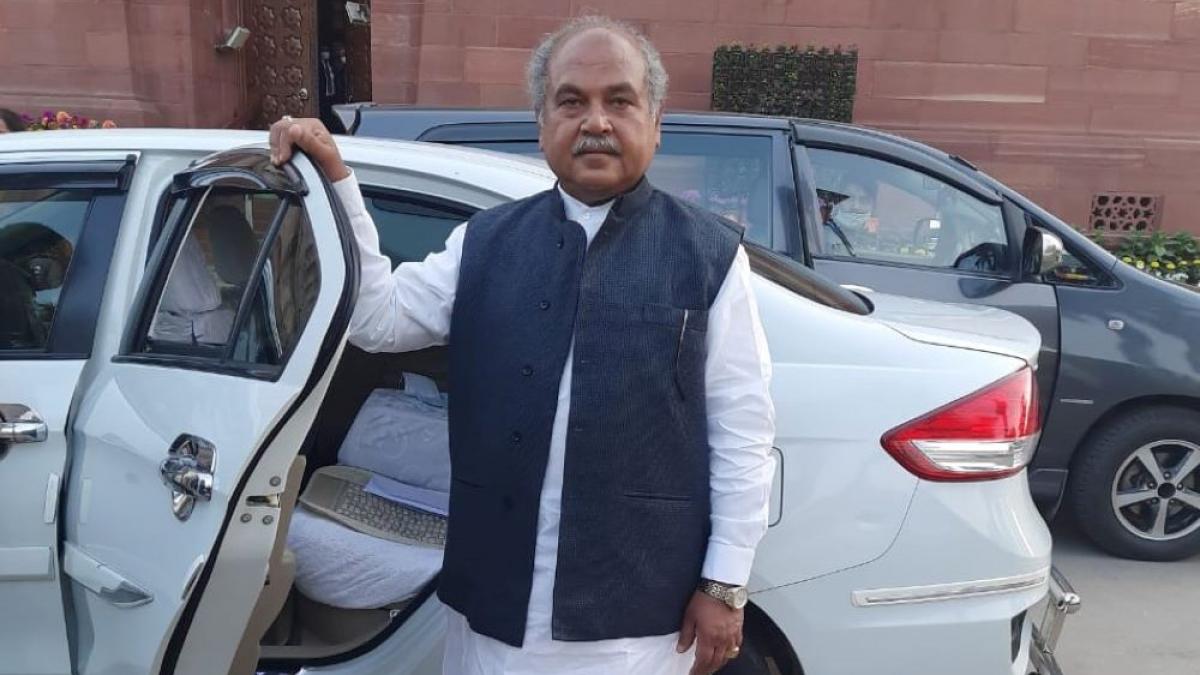 संसद के बाहर कृषि मंत्री नरेंद्र सिंह तोमर