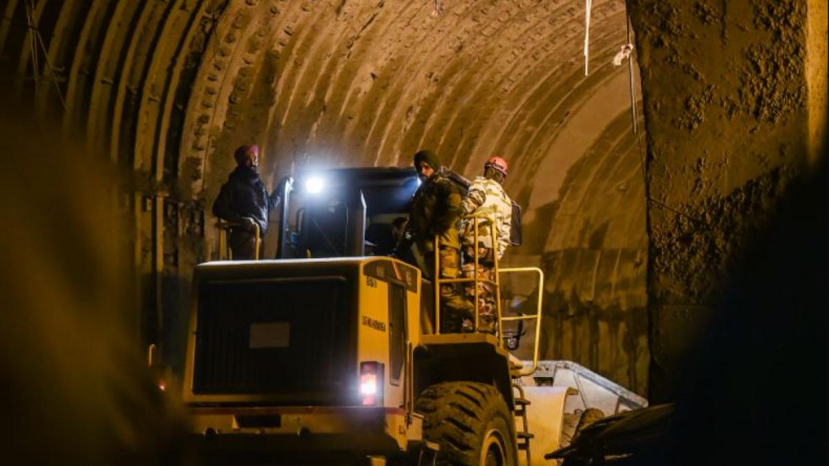 टनल में बड़े मशीनों की मदद से मलबा निकाला जा रहा है (फोटो- पीटीआई)