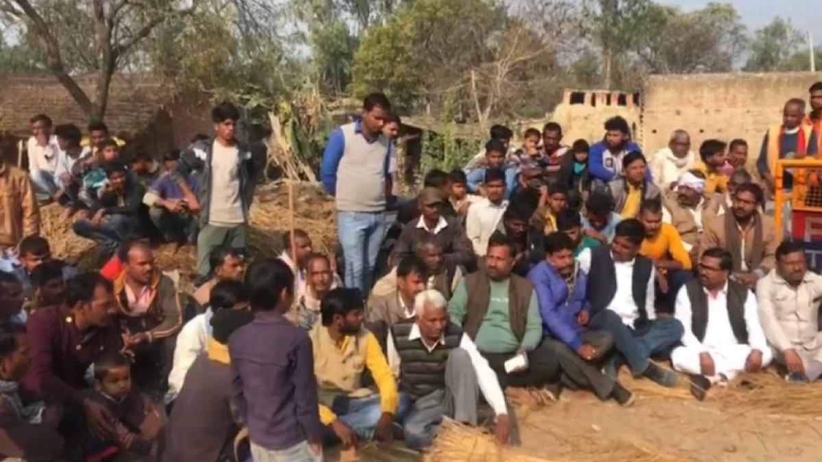 उन्नाव: कैसे हुई दोनों लड़कियों की मौत? पोस्टमार्टम आज, जांच को लेकर धरने पर बैठे लोग