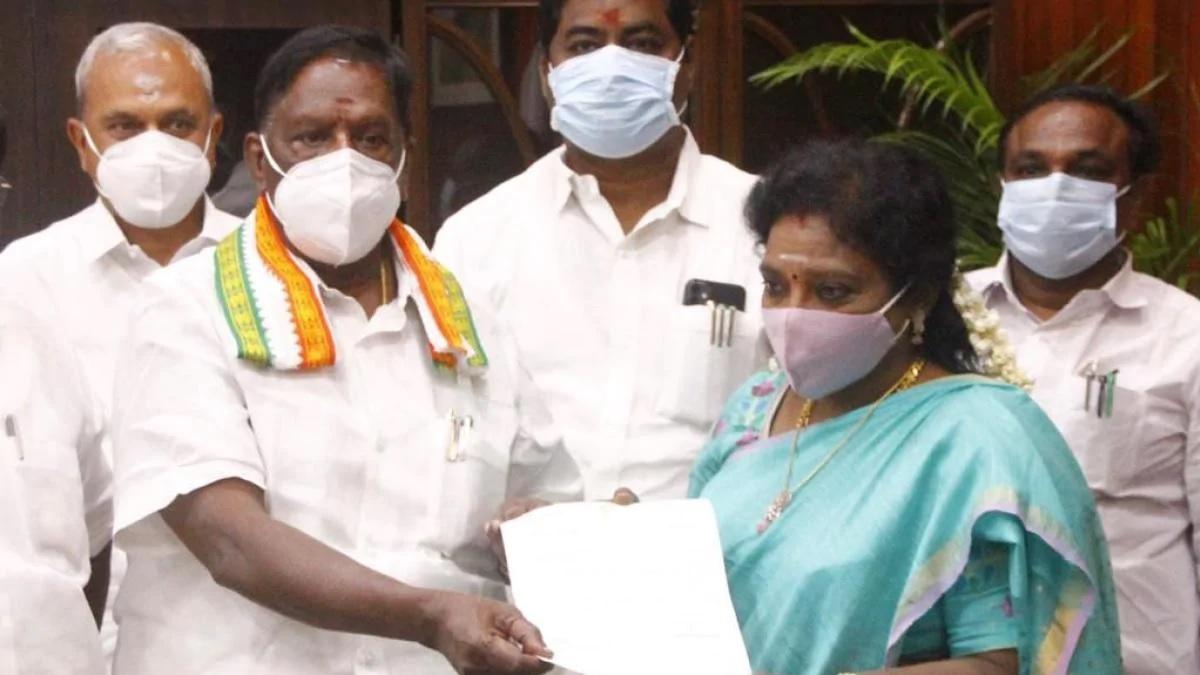 उपराज्यपाल को इस्तीफा सौंपते वी नारायणसामी