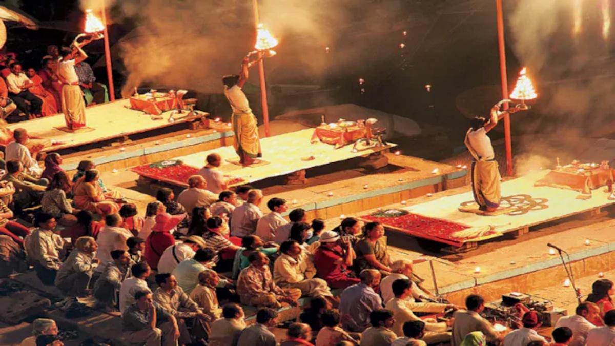 वाराणसी के घाट पर आरती 