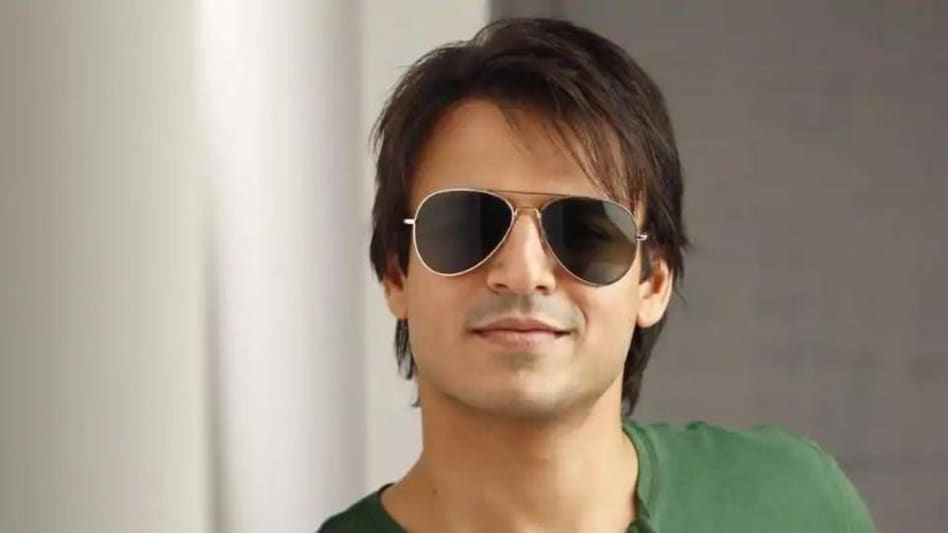 चालान कटने पर फिल्मी हुए विवेक ओबेरॉय, मुंबई पुलिस से कही ये बात - Vivek Oberoi Says Pyar Hame Kis Mod Pe Le Aaya After Mumbai Police Booked Him For Riding Bike