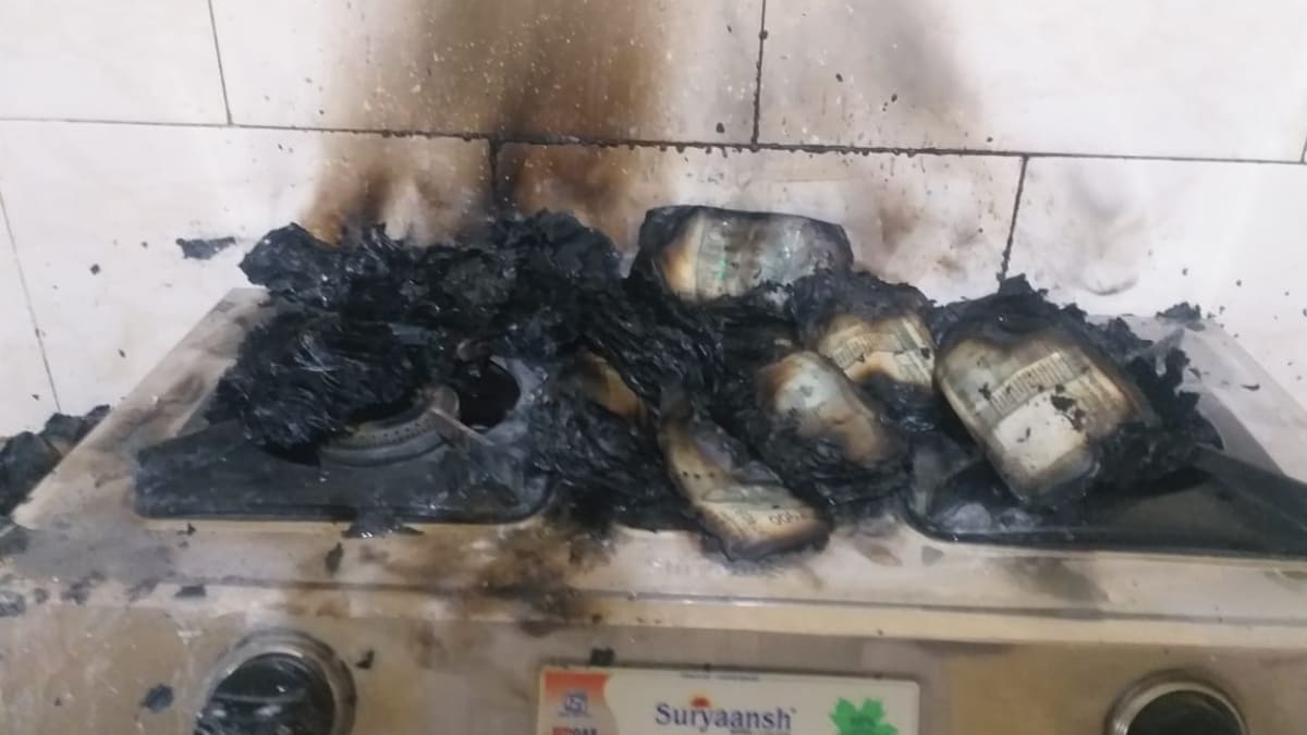 तहसीलदार ने 20 लाख रुपये जलाने की कोशिश की