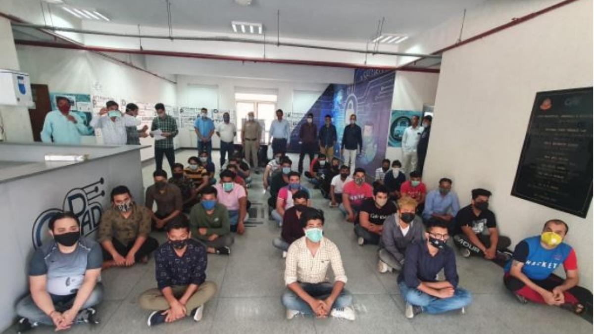 विदेशी नागरिकों से करता था ठगी (फोटो- आजतक)