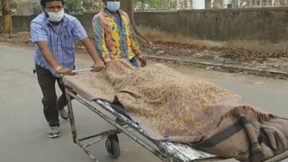 टीका लगवाने 10 किलोमीटर चलकर आया था शख्स (फोटो- आजतक)