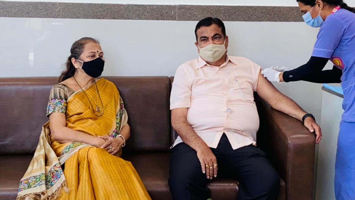 ​​केंद्रीय मंत्री नितिन गडकरी ने पत्नी के साथ लगवाई वैक्सीन