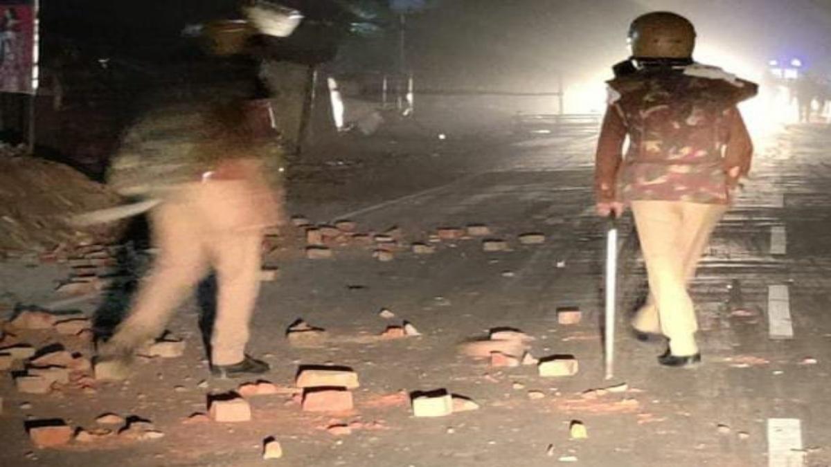 यूपी के बाराबंकी में पथराव 