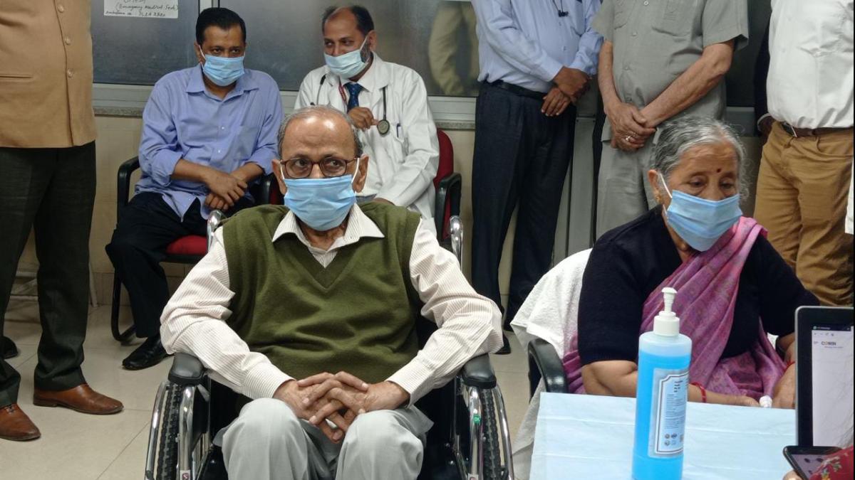 माता-पिता के साथ अस्पताल पहुंचे अरविंद केजरीवाल