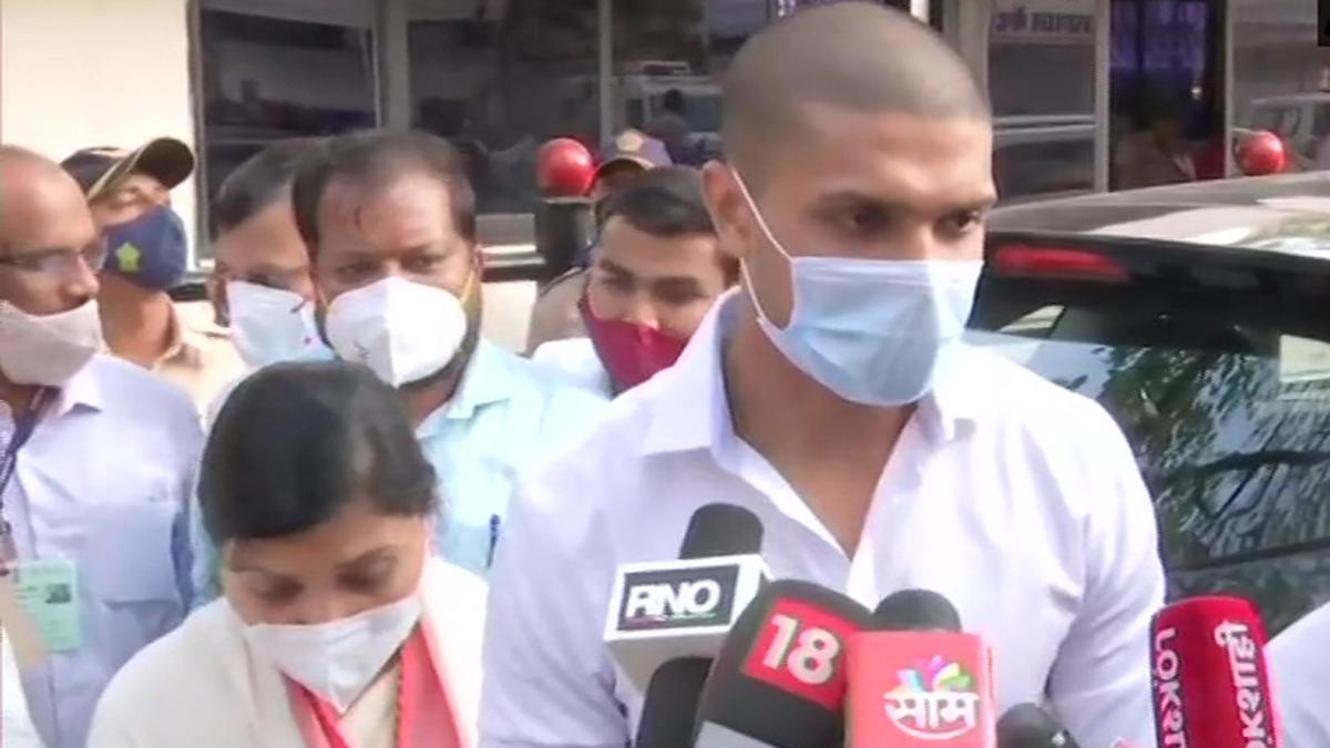 मुंबई में सीएम से मिले अभिनव डेलकर (फोटो-ANI)