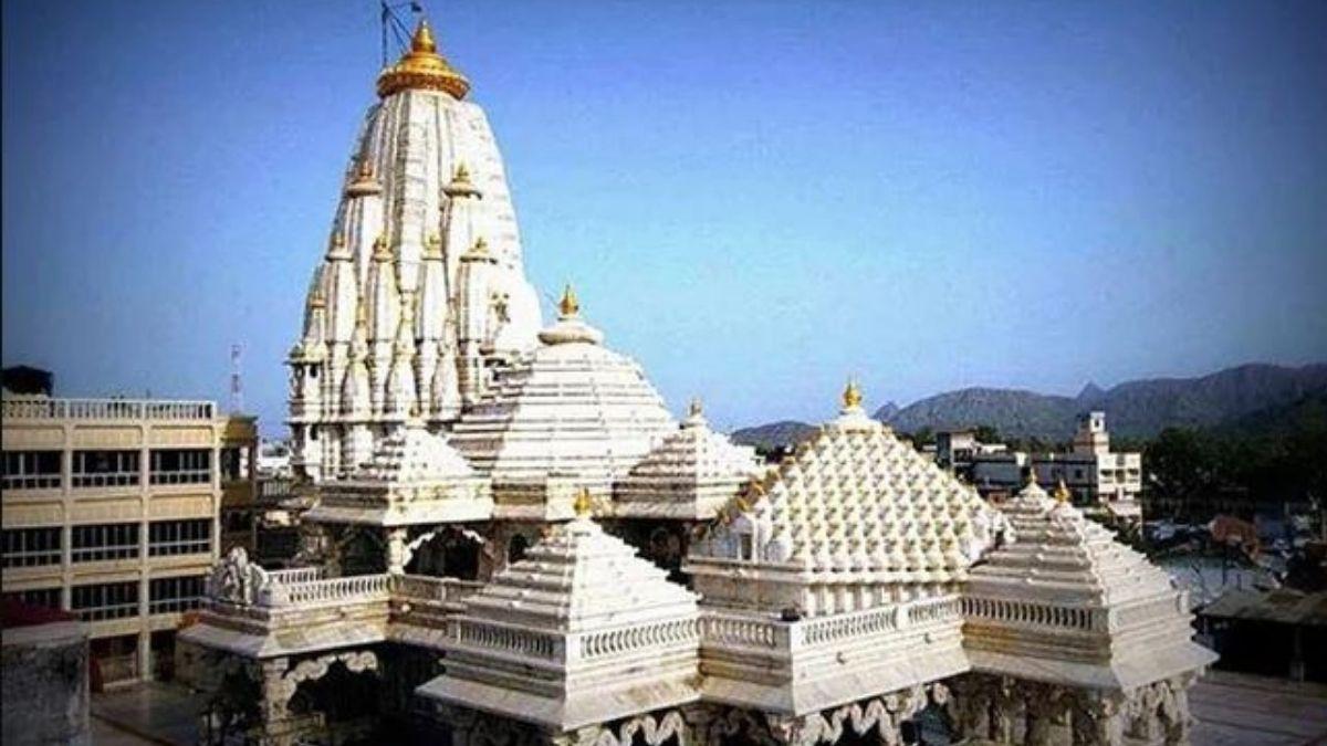 अम्बाजी मंदिर में अब छोटे कपड़े पहन कर जाने पर रोक लग गयी है