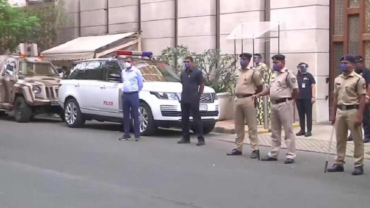 मुंबई पुलिस की क्राइम ब्रांच इस मामले की छानबीन कर रही है