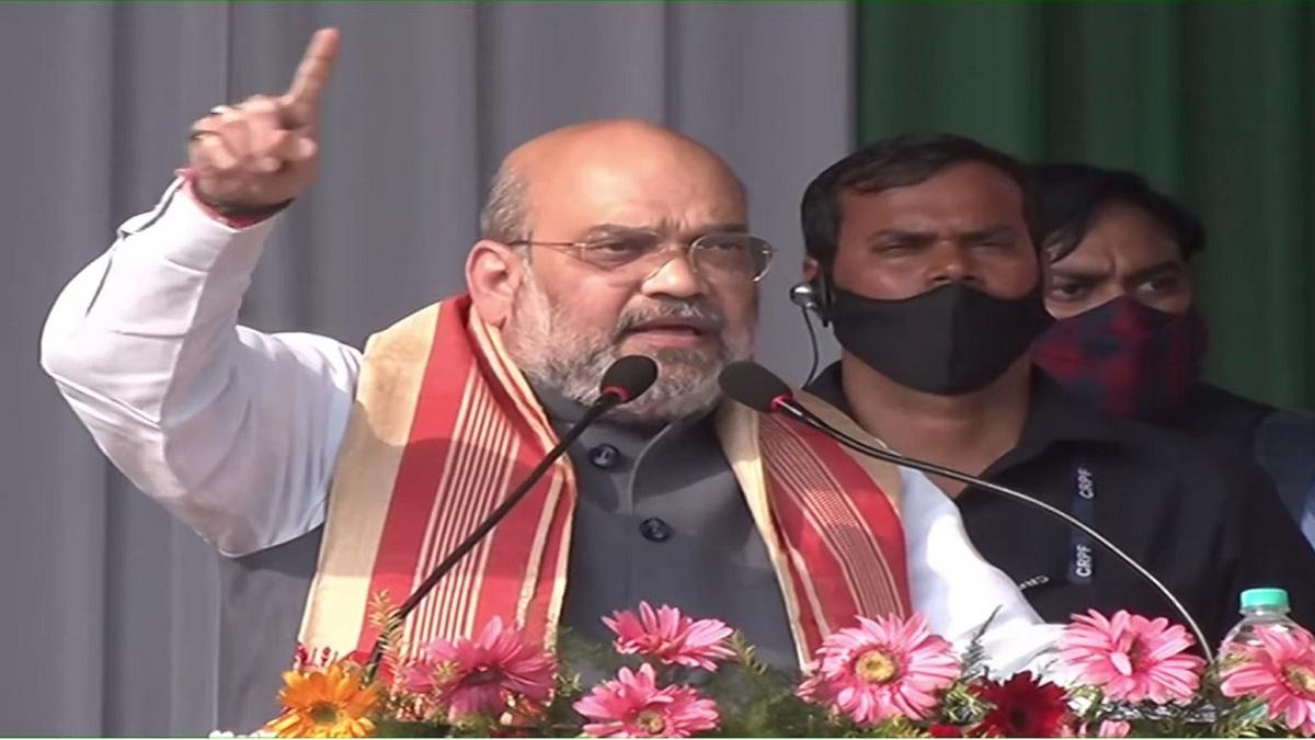 असम के तिनसुकिया में रैली के दौरान अमित शाह. (फोट-ट्विटर)
