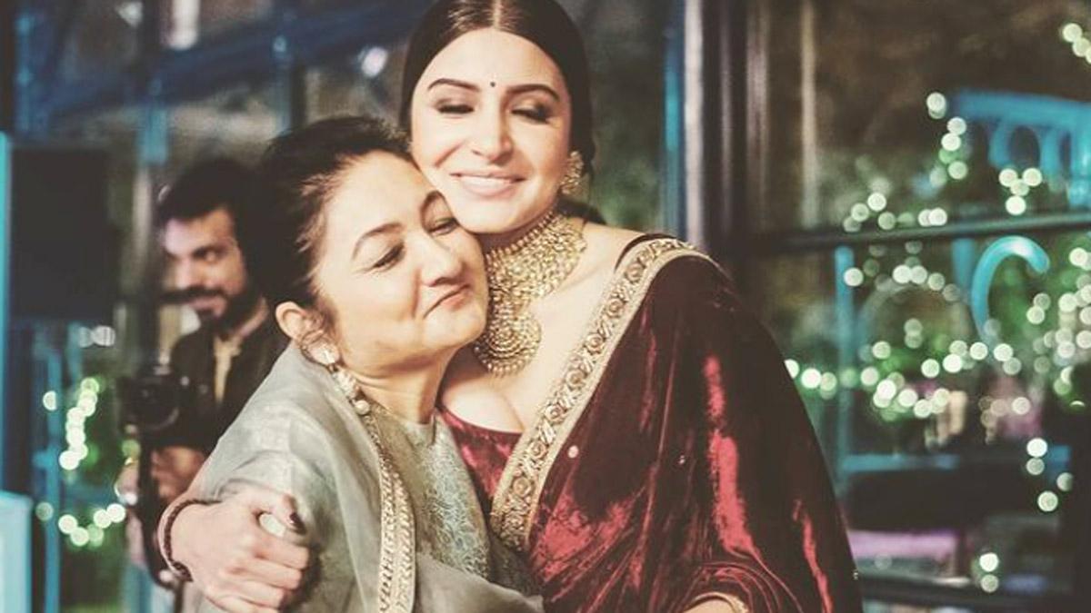 अनुष्का शर्मा अपनी मां के साथ 