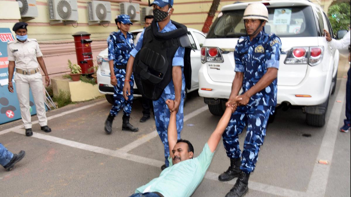 विधानसभा से विधायकों को कुछ ऐसे ले जाया गया बाहर (फोटो: PTI)