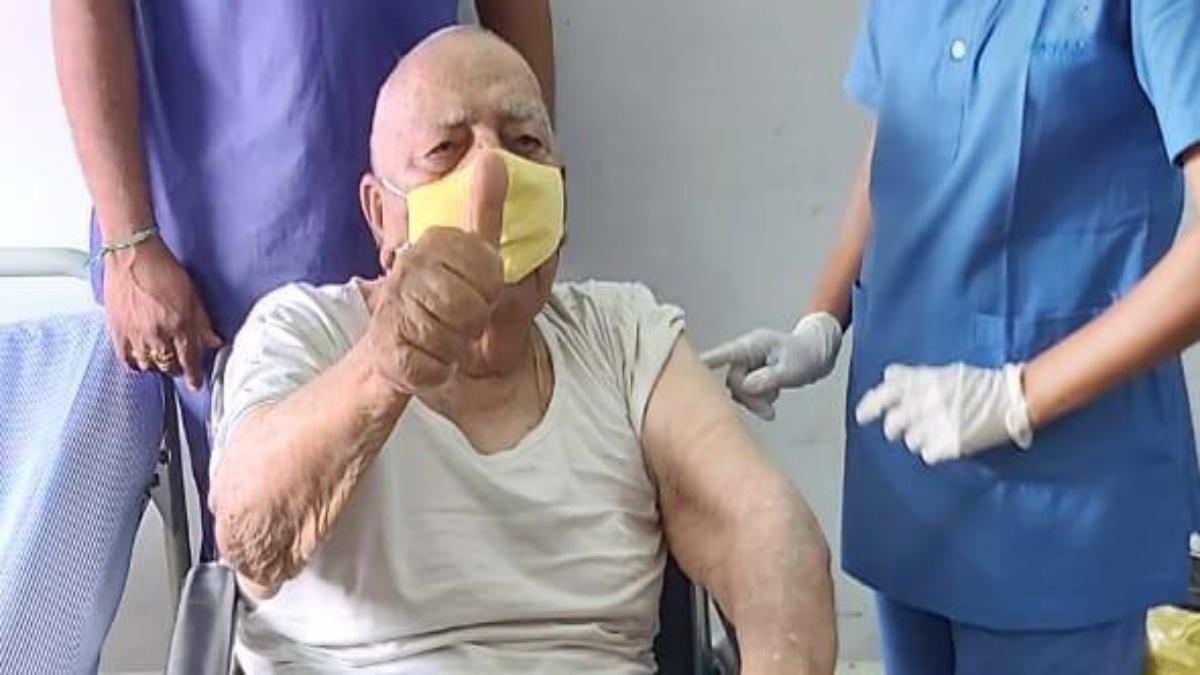 हैदराबाद में 100 वर्षीय बुजुर्ग ने लगवाई कोरोना वैक्सीन