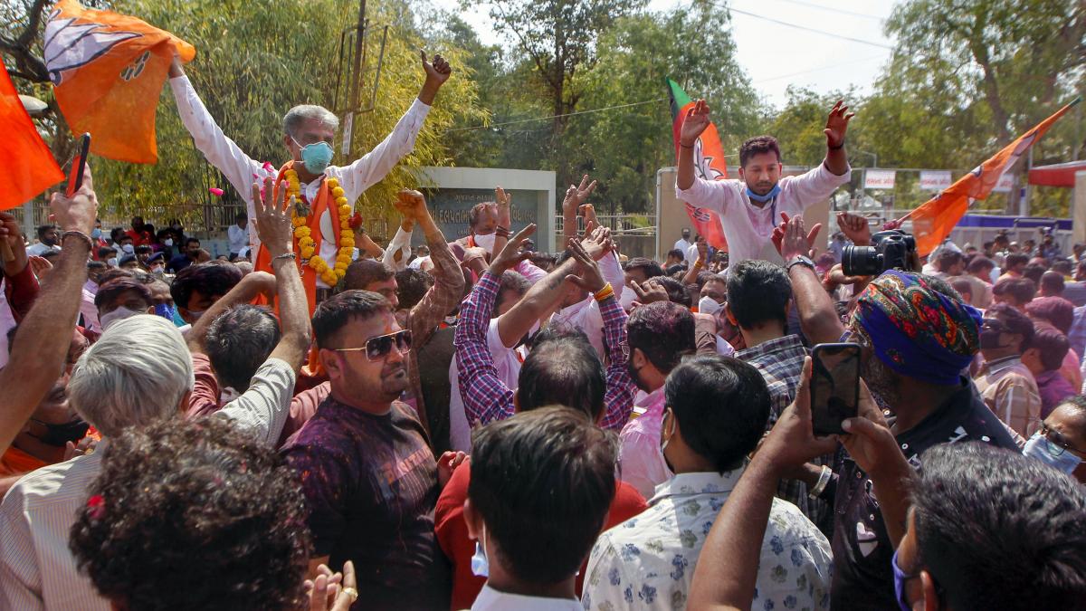 जीत का जश्न मनाती बीजेपी