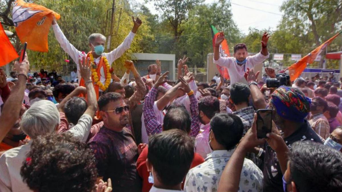 जीत का जश्न मनाती बीजेपी 