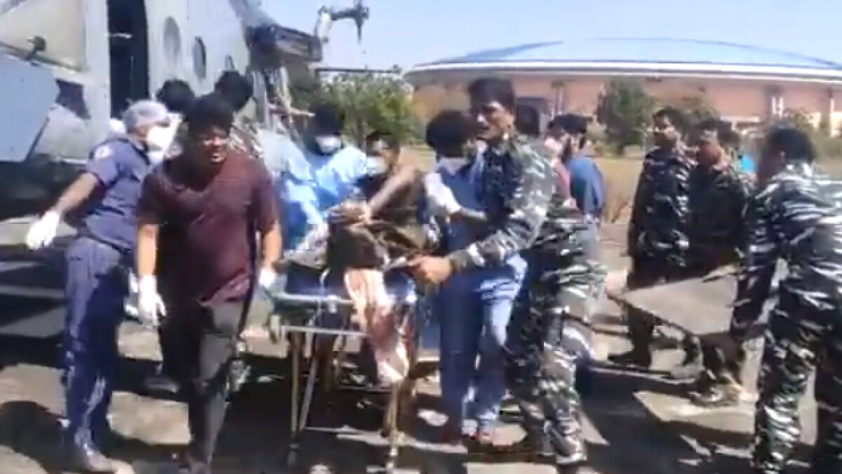 घायल जवानों को एयरलिफ्ट करके लाया गया